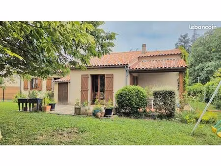 maison traditionnelle de plain-pied au calme