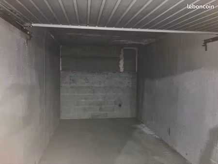 garage 13 m²  les olympiades quartier jacquard