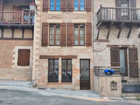 maison de ville de 57 m² sur la place de l’église à casseneuil