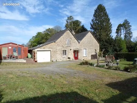 charmante maison en pierre de plain-pied de 2 chambres avec garage et dépendances