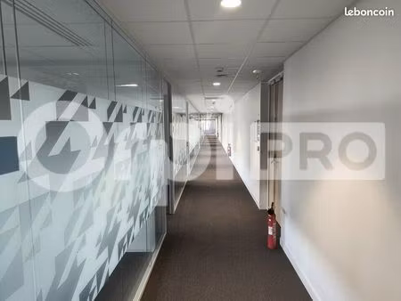 bureau 811 m²