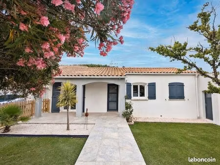 maison de plain-pied avec 2 logements indépendants  piscine et terrain de 1 000 m²