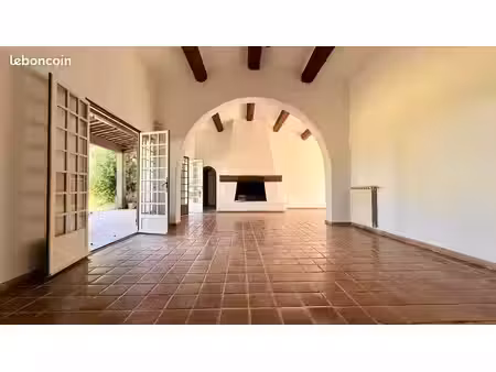 élégante maison camarguaise de plain-pied de 170 m² sur plus de 1 500 m² de terrain