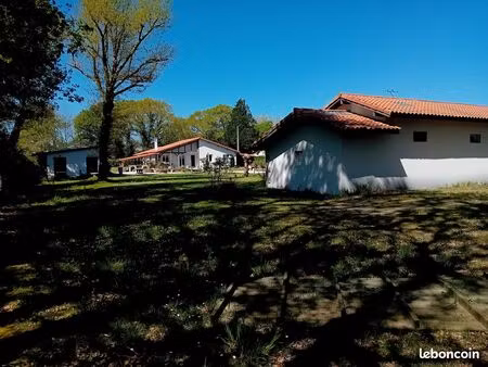 maison avec grand jardin en bordure de foret avec nombreuses dépendances  proche commodité