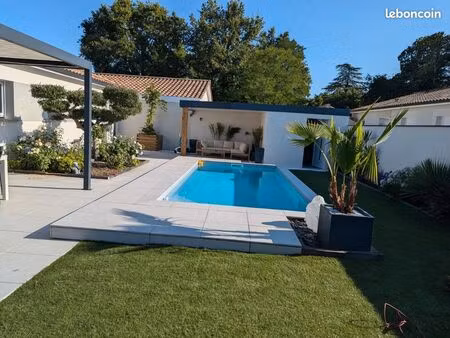 maison contemporaine de 100 m² avec piscine  pool-house et panneaux photovoltaïques – cast