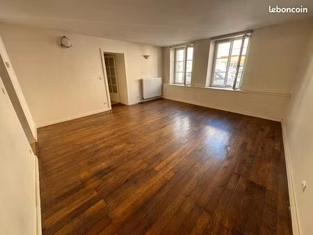 f4 boulay centre  au calme  traversant et lumineux: entrée/placard  grde cuisine  salon-sé