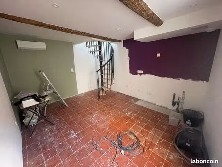 à louer – t2 en duplex meublé rénové – 29 m² – quartier sainte-aphrodise (béziers centre)
