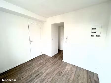 f2 rénové 24 m² – eau + électricité incluses – famars