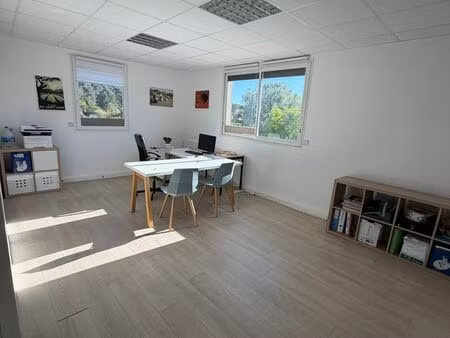 bureau 65m²