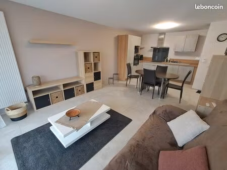 loue appartement meublé t3 / 65 m² / 900