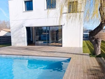maison récente 4 chambres 215 m²