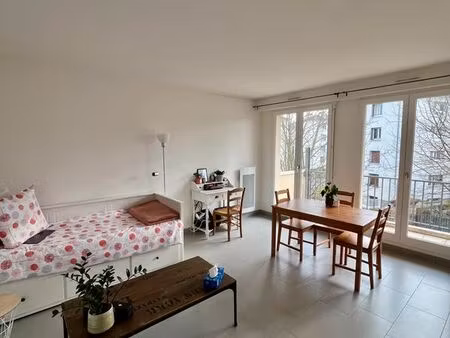 studio centre ville avec stationnement - résidence sécurisée - balcon - libre immédiatemen