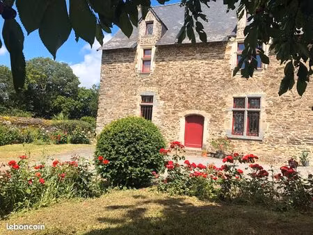 manoir du xvie siècle – 230 m² – 6 chambres – dépendances 150 m² – 1 ha – axe laval / chât