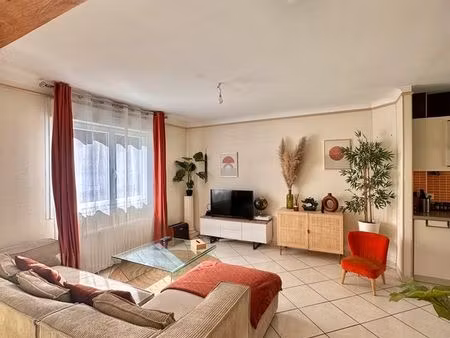maison avec jardin clôturé