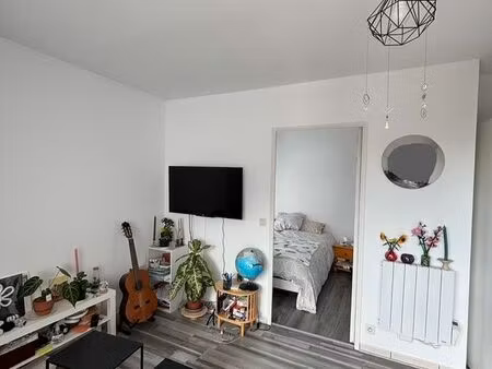 t2 meublé avec terrasse  piscine et parking à pau  investissement clef en main