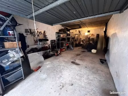grand garage de 30m2