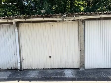 box fermé dans résidence privée