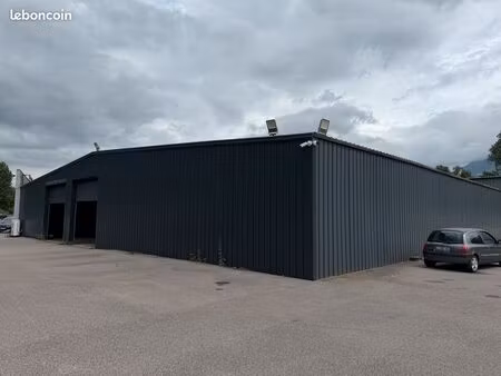bâtiment + terrain 22 000 m2 sur emplacement exceptionnelle bord de route 80 000 passage j