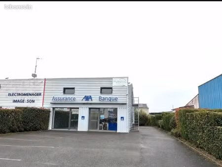 local atypique bureaux   stockage et grand parking clôturé