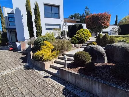 villa contemporaine avec jardin paysagé