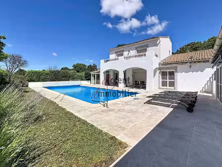 villa familiale avec piscine chauffée  spa et panneaux solaires dans un secteur...