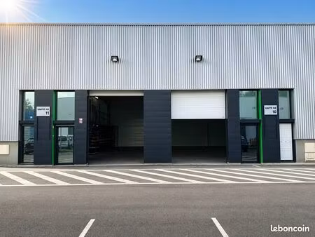 atelier + entrepôt + bureau + 3 parking – 220m²