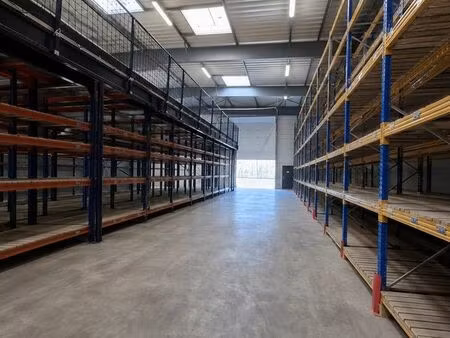 local 820 m² vannes