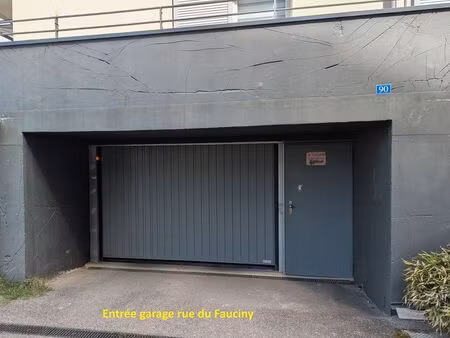 garage box fermé en sous-sol sécurisé