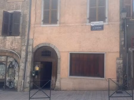 vends maison en ville avec jardin à l’arrière qui comporte un droit de passage pour allez 