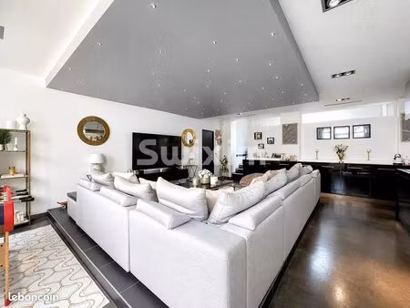 loft/atelier/surface 4 pièces 148 m²