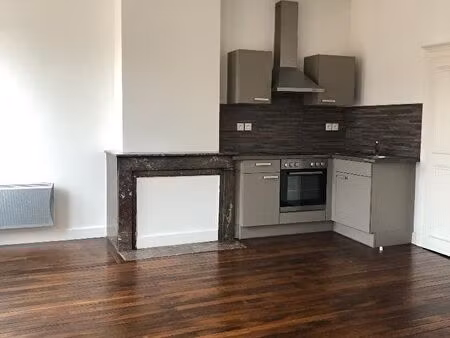 * bel appartement f2 troisième étage situé place des charrons