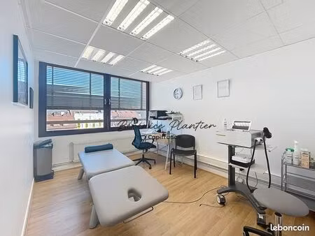 bureau 65 m²