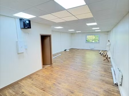 bureaux/locaux 76m2 - rdc - 1 place de parking privé
