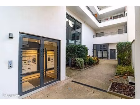 apt centre ville 2ch+bureau+27m2balcon+2parkings
