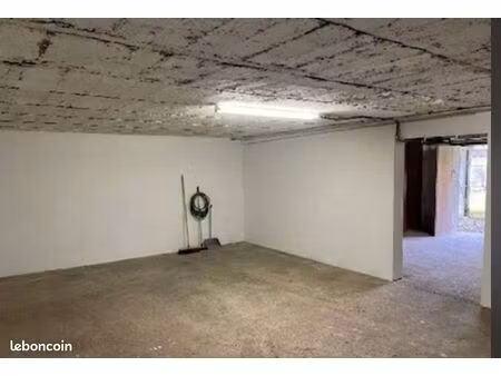local de stockage sécurisé 100m2 + cour privative