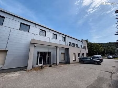local d'activité 819 m²