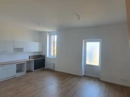 maison mitoyenne f3 avec jardin  parking et robot tondeuse