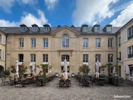 vends bureaux 92 5m2 versailles place du marché / antiquaires