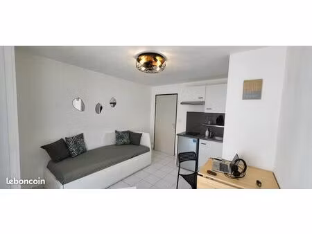 studio meublé 17 6 m² résidence calme et sécurisée proche remparts disponible dès mi-août 