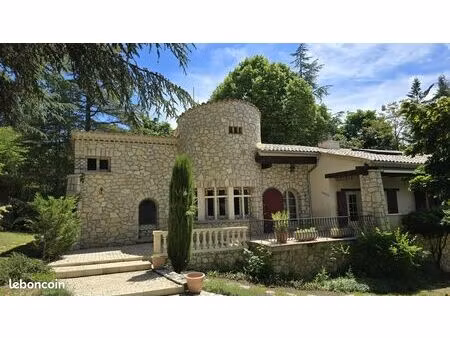 villa atypique avec jardin