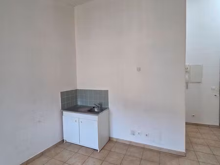 à louer - studio de 29 m2 en plein centre-ville d'apt 350 c.c