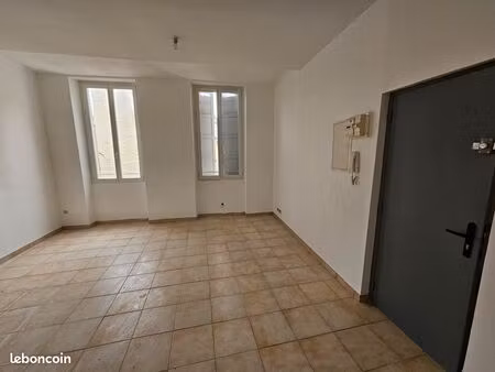 à louer - t2 de 41 m2 en plein centre-ville d'apt 450 c.c