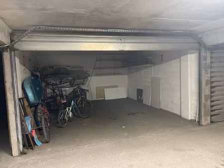 place de parking dans garage double