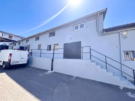 location locaux professionnels à montreuil (93100)  3 242 €