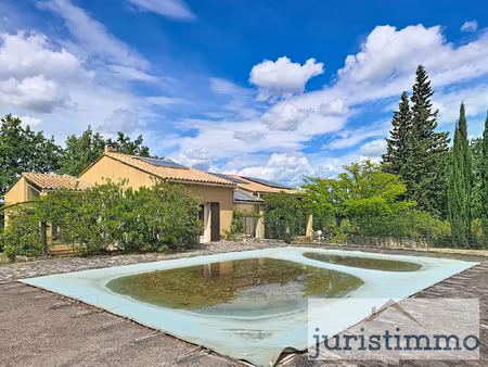 maison de 108m2 sur 2194m2 de terrain verdoyant avec piscine