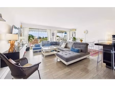 splendide appartement 4 pièces traversant avec vue mer et garage dans résidence avec pisci