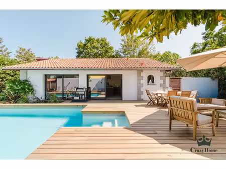 elégante maison de plain-pied avec piscine et jardin paysage