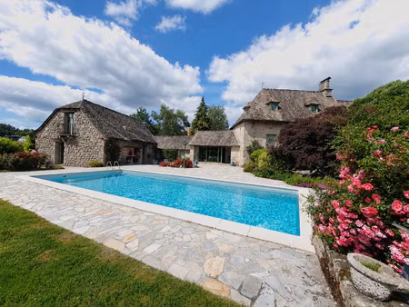 magnifique propriété du 17éme  2 5 ha prairie attenant  pisc
