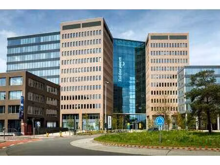 1.081 m² de bureaux prêts à l'emploi à un emplacement de ...