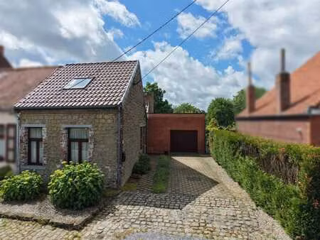 jolie maison 3 façades avec garage terrasse et jardin arboré